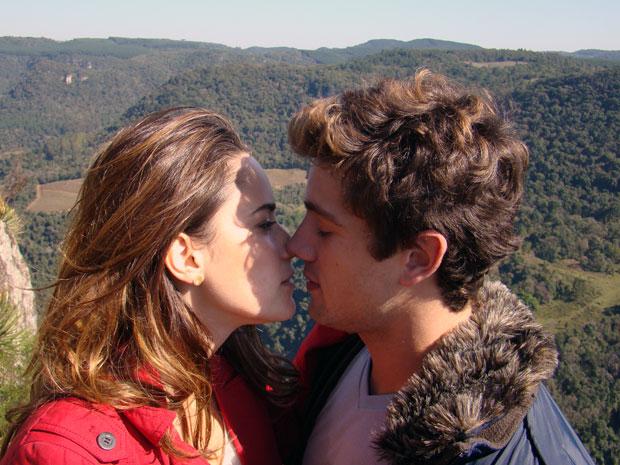 Ana (Fernanda Vasconcellos) e Rodrigo (Rafael Cardoso)