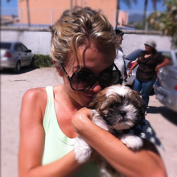 Lua Blanco com seu pet Freddie