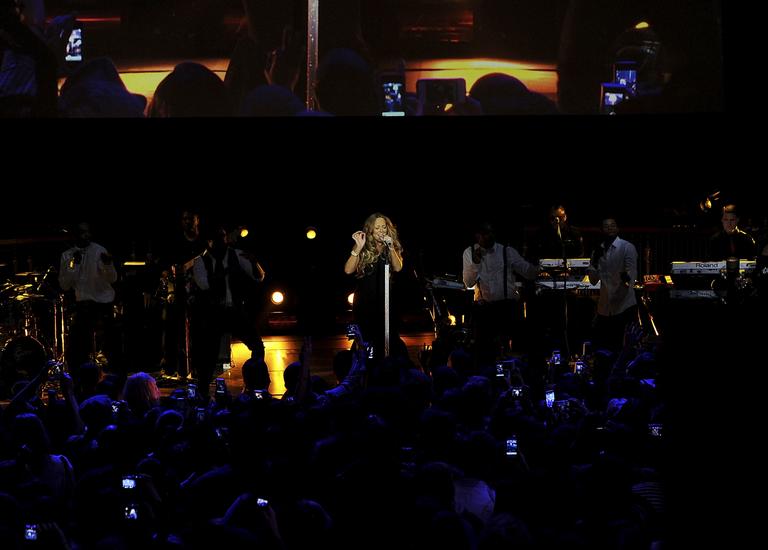 Mariah Carey no seu primeiro show após a chegada dos gêmeos Monroe e Morrocan