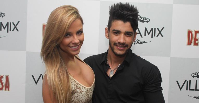 Gusttavo Lima com a namorada Karen Kounrouzan