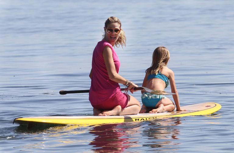 Heidi Klum curte praia californiana na companhia dos filhos