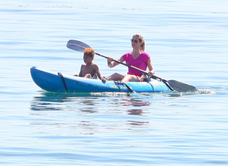 Heidi Klum curte praia californiana na companhia dos filhos