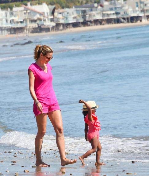 Heidi Klum curte praia californiana na companhia dos filhos