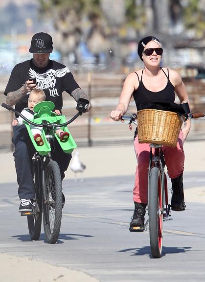 Pink em passeio de bicicleta com a família