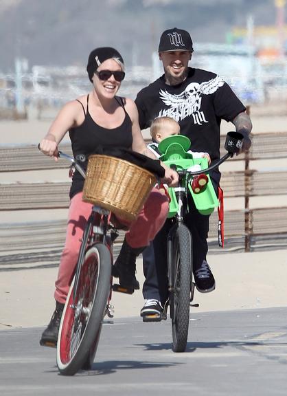 Pink em passeio de bicicleta com a família