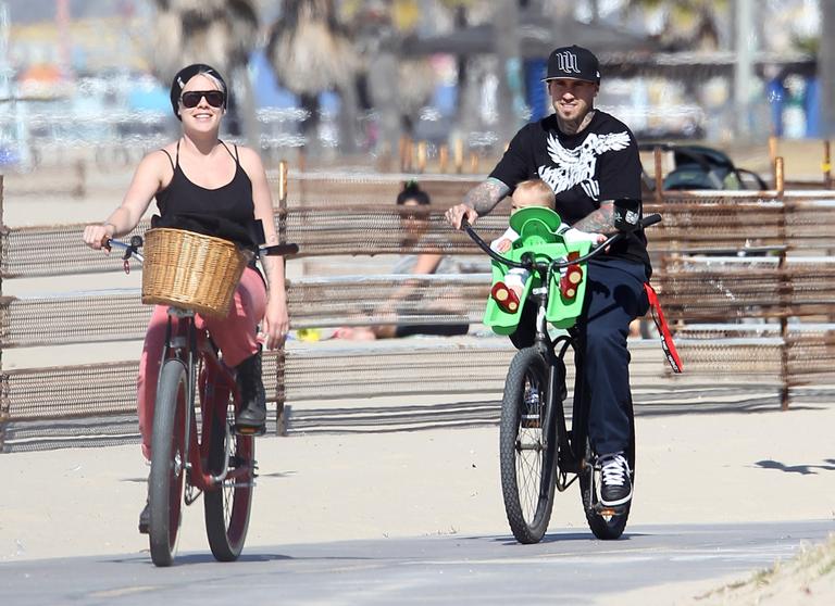 Pink em passeio de bicicleta com a família