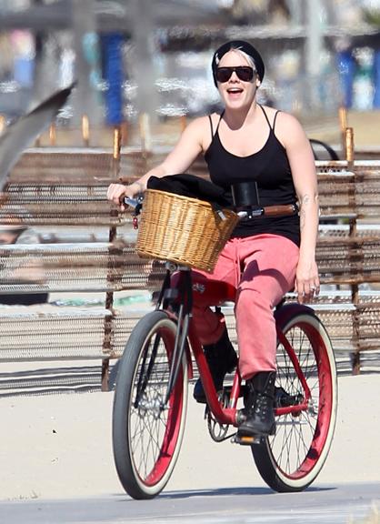 Pink em passeio de bicicleta com a família