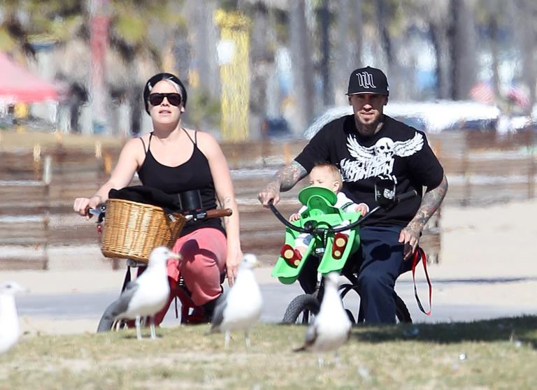 Pink em passeio de bicicleta com a família