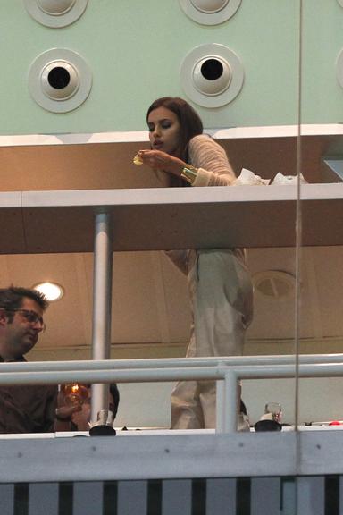 Irina Shayk assiste ao jogo do Real Madrid