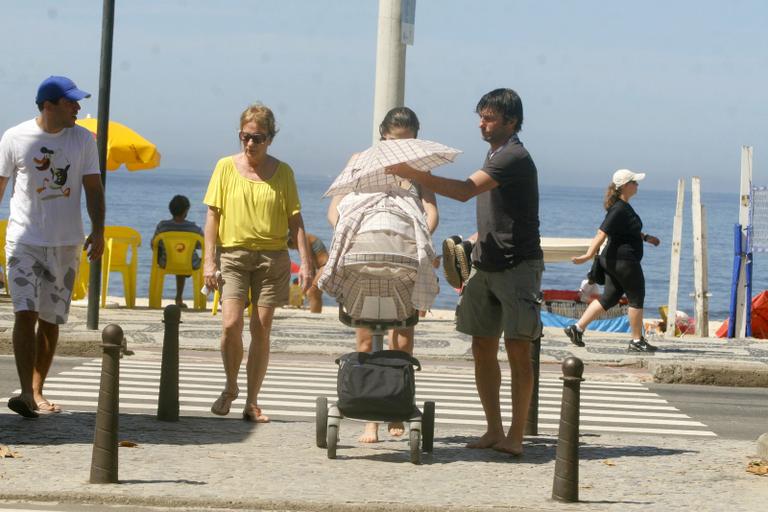 Ex-jogador de futebol Leonardo mima o filho em Ipanema