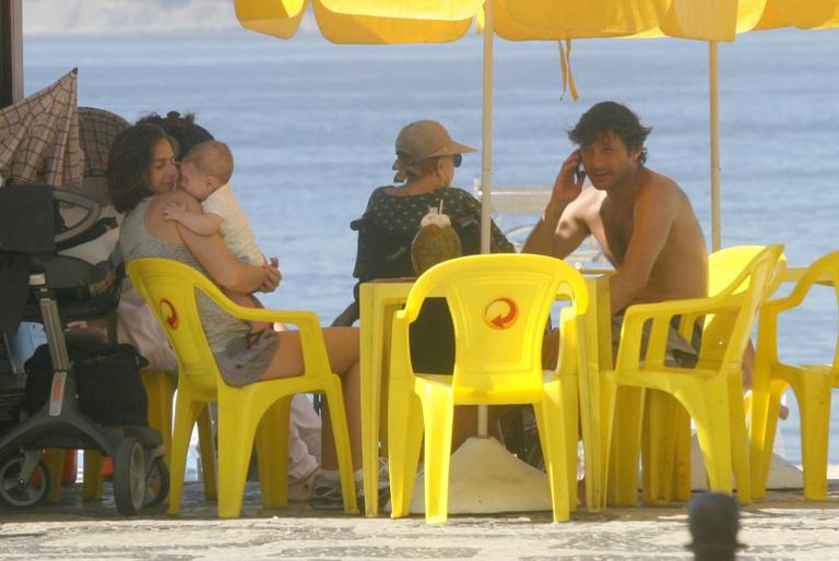 Ex-jogador de futebol Leonardo mima o filho em Ipanema