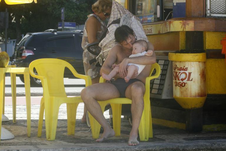 Ex-jogador de futebol Leonardo mima o filho em Ipanema