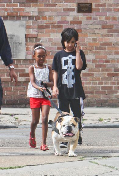 Maddox, Zahara e Shiloh, filhos do casal Brad Pitt e Angelina Jolie, se divertem ao passear com o cão da família