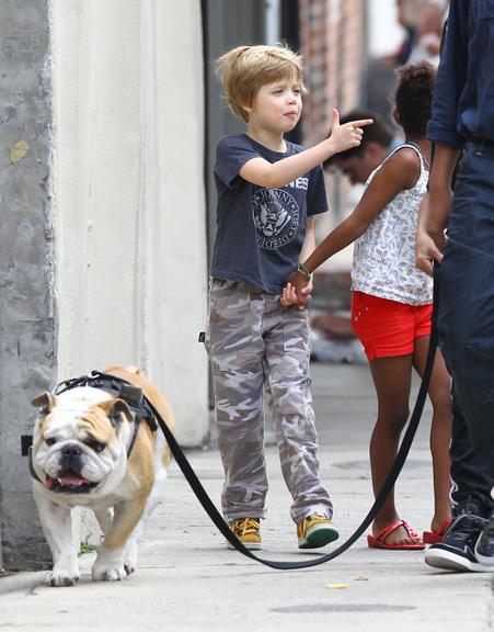 Maddox, Zahara e Shiloh, filhos do casal Brad Pitt e Angelina Jolie, se divertem ao passear com o cão da família