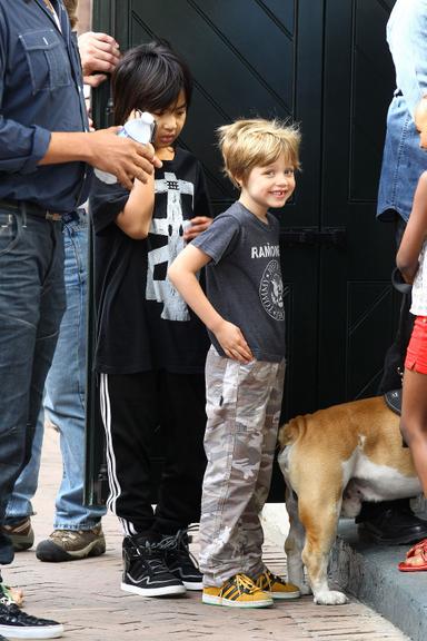 Maddox, Zahara e Shiloh, filhos do casal Brad Pitt e Angelina Jolie, se divertem ao passear com o cão da família