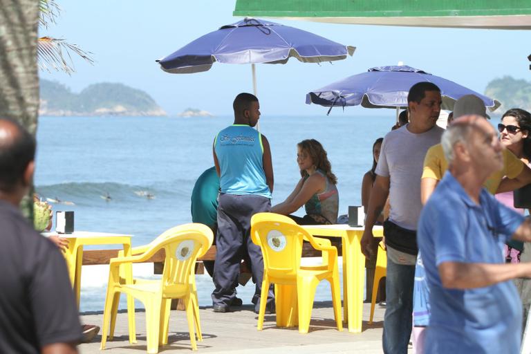 Leandra Leal, com os fios mais loiros, durante as gravações da novela 'Cheias de Charme' com Ricardo Tozzi