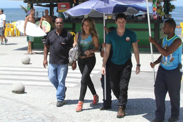 Leandra Leal, com os fios mais loiros, durante as gravações da novela 'Cheias de Charme' com Ricardo Tozzi