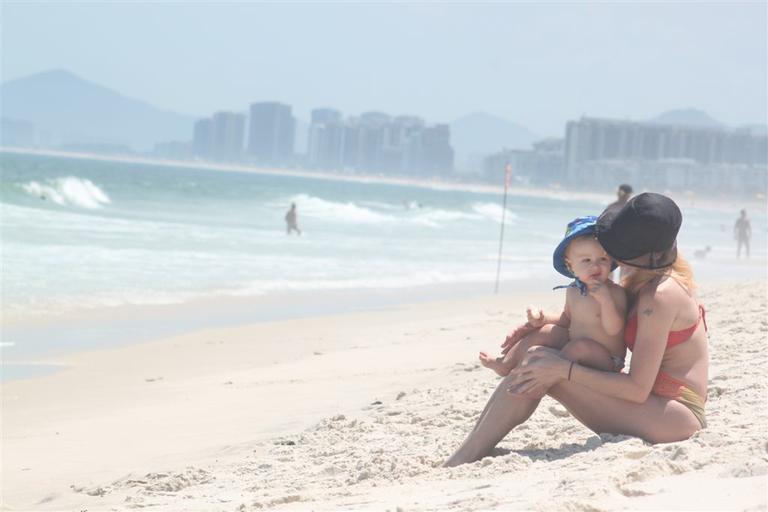 Danielle Winits brinca com seu caçula Guy em praia carioca