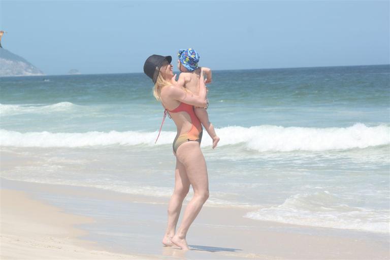 Danielle Winits brinca com seu caçula Guy em praia carioca