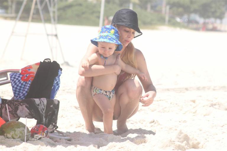 Danielle Winits brinca com seu caçula Guy em praia carioca