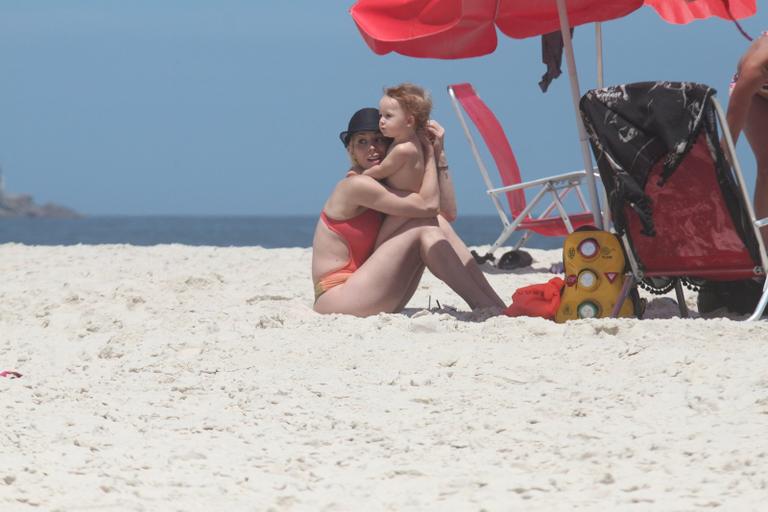 Danielle Winits brinca com seu caçula Guy em praia carioca