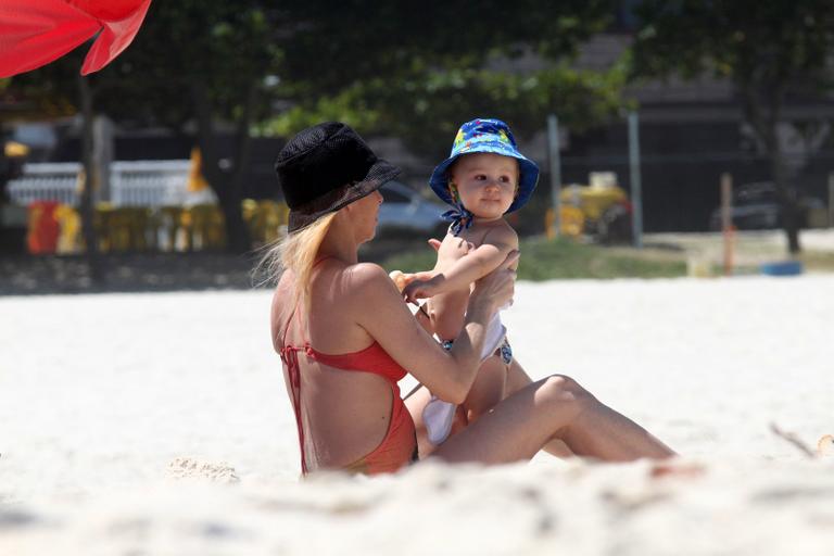 Danielle Winits brinca com seu caçula Guy em praia carioca