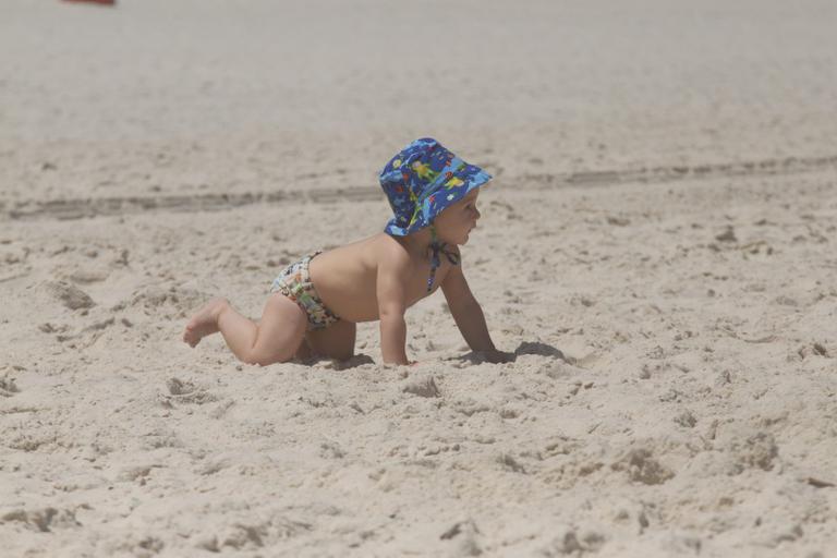 Guy, caçula de Dani Winits, em praia carioca