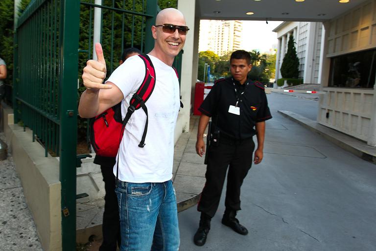 Reynaldo Gianecchini chega aos ensaios da peça 'Cruel' com sorriso no rosto