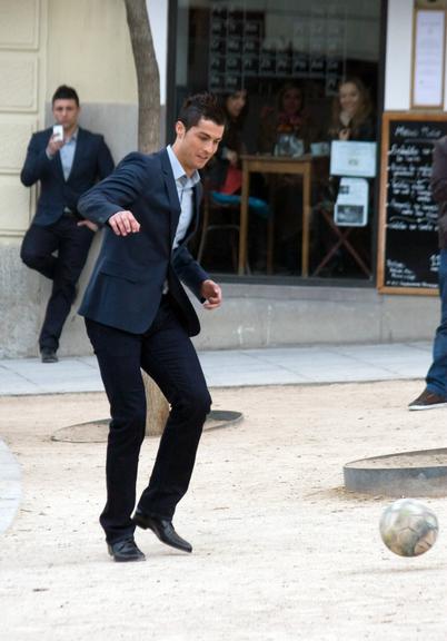 Cristiano Ronaldo grava comercial em rua de Madri, na Espanha