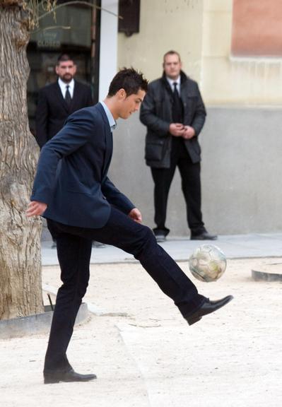 Cristiano Ronaldo grava comercial em rua de Madri, na Espanha