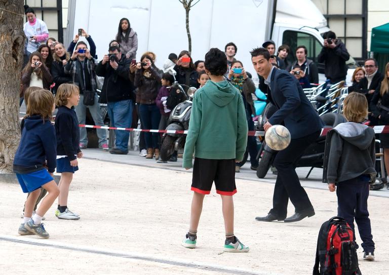 Cristiano Ronaldo grava comercial em rua de Madri, na Espanha