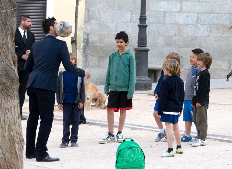 Cristiano Ronaldo grava comercial em rua de Madri, na Espanha