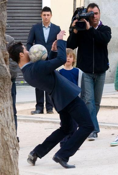 Cristiano Ronaldo grava comercial em rua de Madri, na Espanha