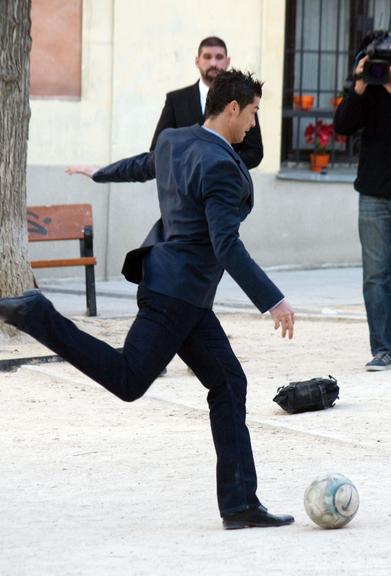 Cristiano Ronaldo grava comercial em rua de Madri, na Espanha