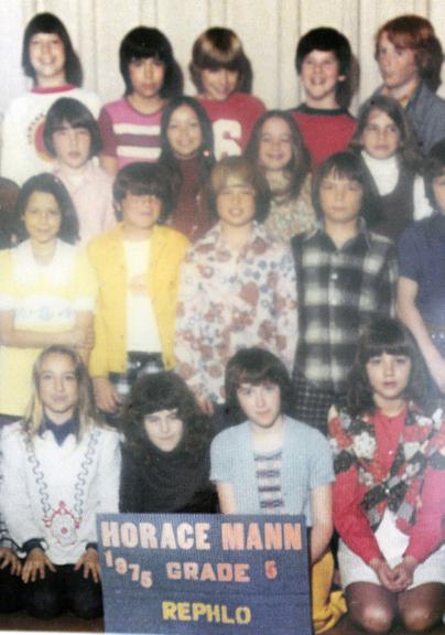 Brad Pitt usando uma camiseta florida com 12 anos, na formatura da quinta série, em 1976