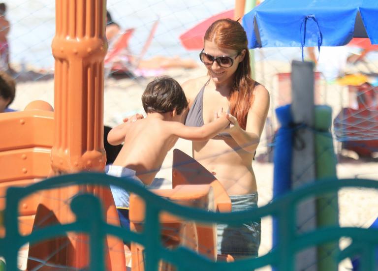 Mariah Rocha curte família na praia de Ipanema