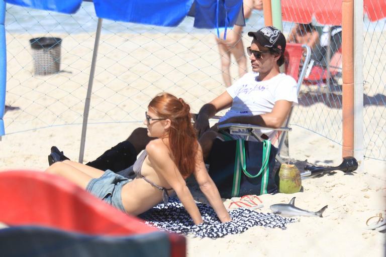 Mariah Rocha curte família na praia de Ipanema