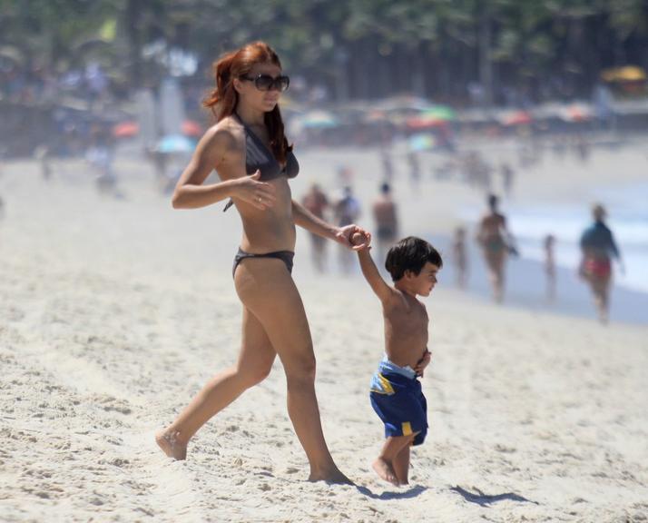 Mariah Rocha curte família na praia de Ipanema