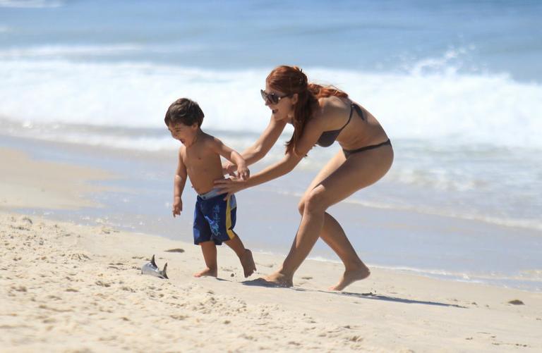 Mariah Rocha curte família na praia de Ipanema