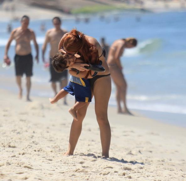 Mariah Rocha curte família na praia de Ipanema