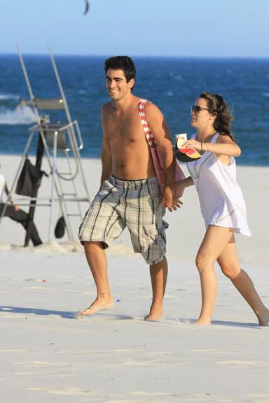 Bianca Bin e o namorado, Pedro Brandão, em praia no Rio de Janeiro