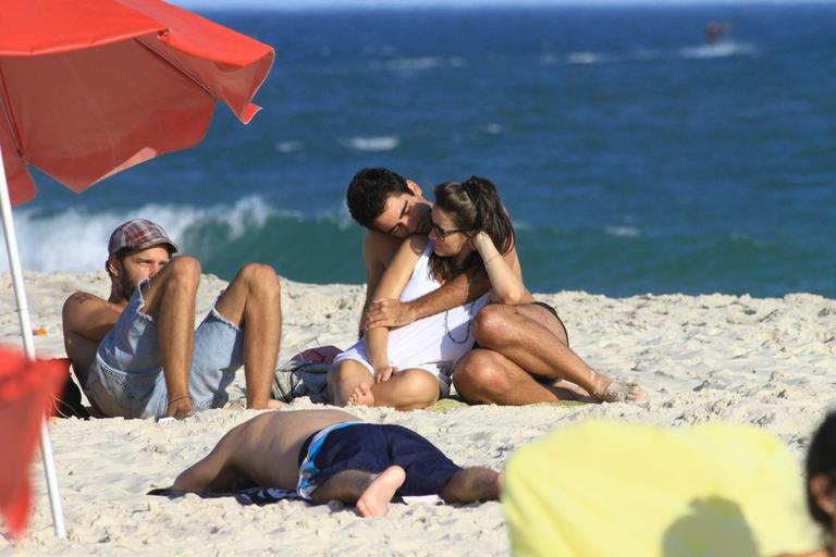 Bianca Bin e o namorado, Pedro Brandão, em praia no Rio de Janeiro