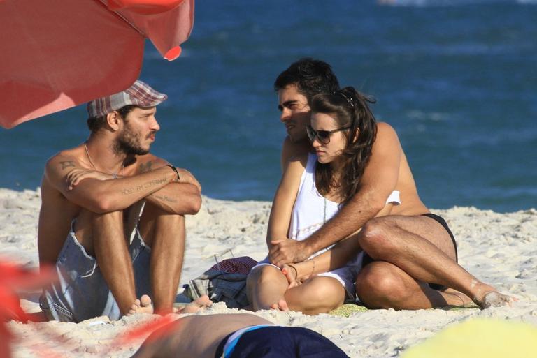 Bianca Bin, o namorado, Pedro Brandão, e amigo em praia no Rio de Janeiro