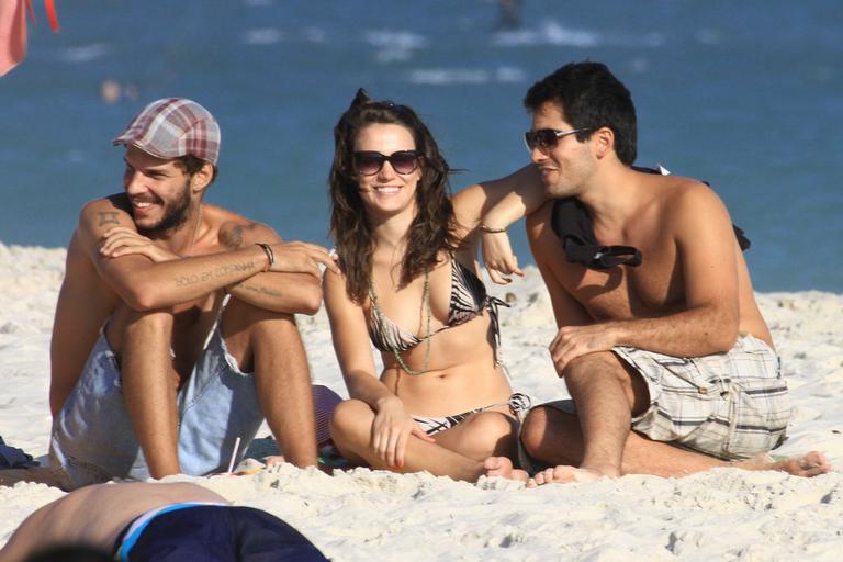 Bianca Bin, o namorado, Pedro Brandão, e amigo em praia no Rio de Janeiro