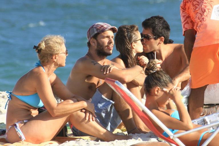 Bianca Bin, o namorado, Pedro Brandão, e amigo em praia no Rio de Janeiro