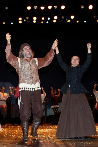 José Mayer e Soraya Ravenle em cena