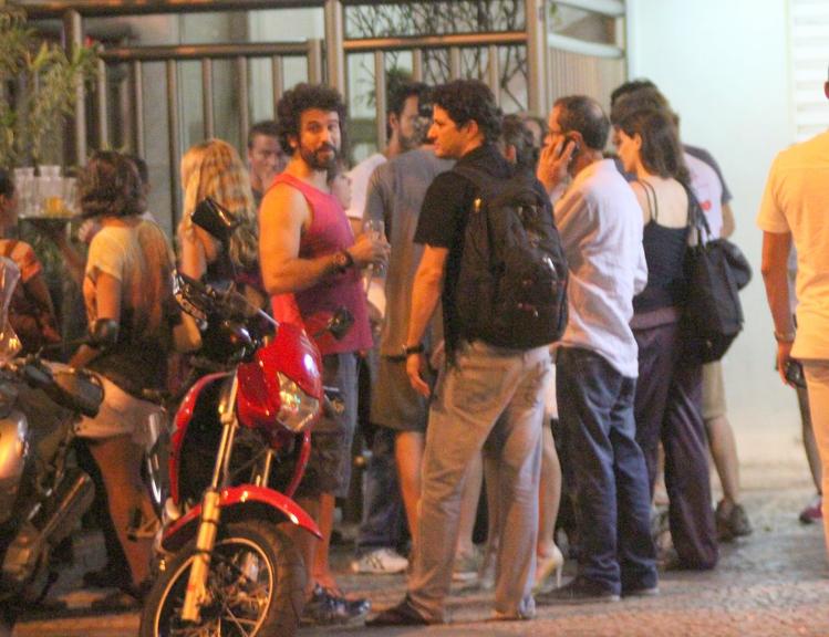 Eriberto Leão, Marcelo Serrado e Rodrigo Santoro jantam juntos no Leblon