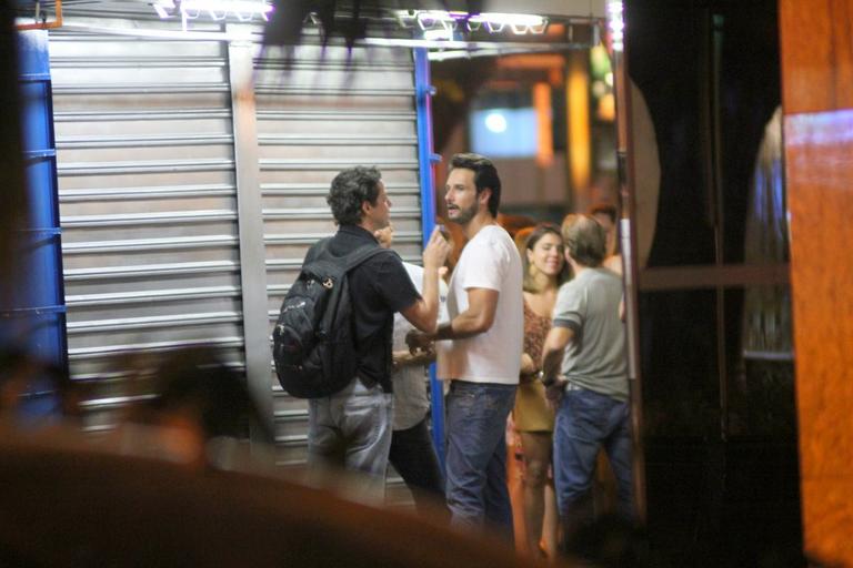 Eriberto Leão, Marcelo Serrado e Rodrigo Santoro jantam juntos no Leblon