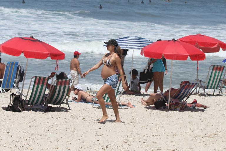 Grazi Massafera exibe barrigão na praia