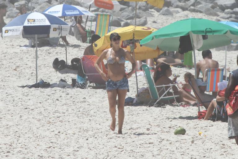 Grazi Massafera exibe barrigão na praia